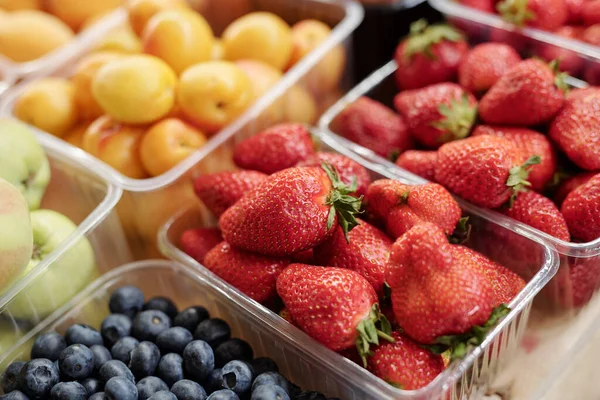 Primer Plano Frutas Bayas Frescas Recipientes Plástico Puestos Mostrador Mercado — Foto de Stock
