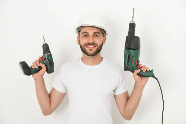 Ritratto Giovane Riparatore Barbuto Sorridente Cappello Rigido Con Avvitatore Batteria — Foto Stock