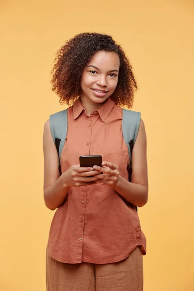 Porträt Eines Lächelnden Hübschen Afroamerikanischen Studentenmädchens Lässigem Outfit Das Den — Stockfoto