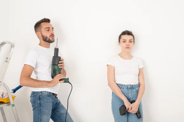 Cool Jovem Reparador Soprando Broca Depois Fazer Buracos Enquanto Sua — Fotografia de Stock