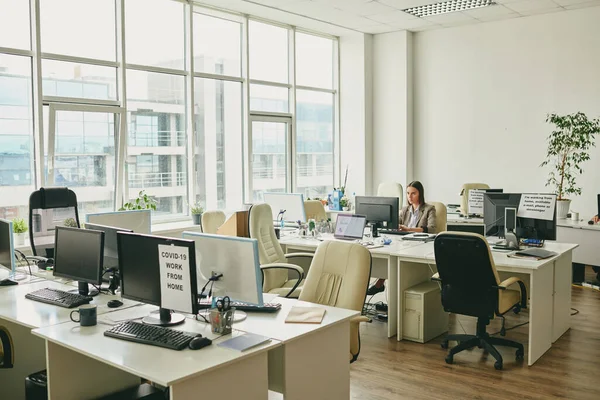 사업가가 사무실 책상을 세계적 컴퓨터 화면을 있습니다 — 스톡 사진