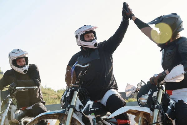 Motosiklet Üstünde Oturan Dışarıda Yarışmadan Önce Birbirlerine Destek Olan Pozitif — Stok fotoğraf