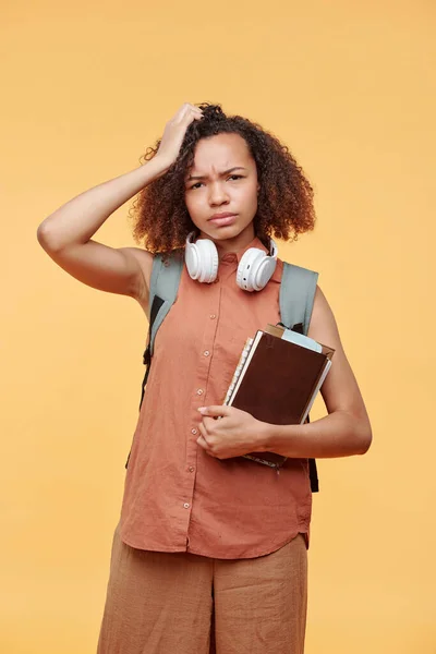 Ritratto Perplesso Accigliato Studente Nero Ragazza Abito Casual Piedi Con — Foto Stock