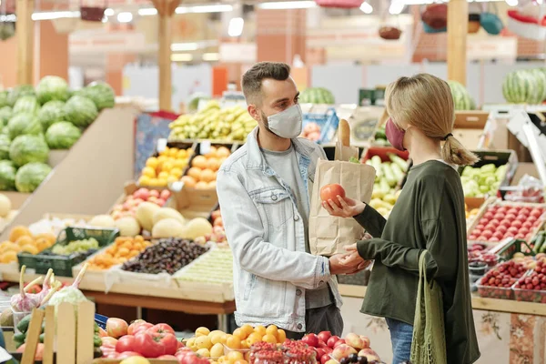 Νεαρό Ζευγάρι Υφασμάτινες Μάσκες Στέκεται Στον Πάγκο Και Αγοράζει Βιολογικά — Φωτογραφία Αρχείου