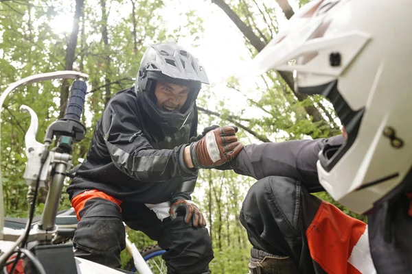 Emocional Joven Motociclista Gritando Sensación Adrenalina Mientras Mano Amigo Suelo —  Fotos de Stock