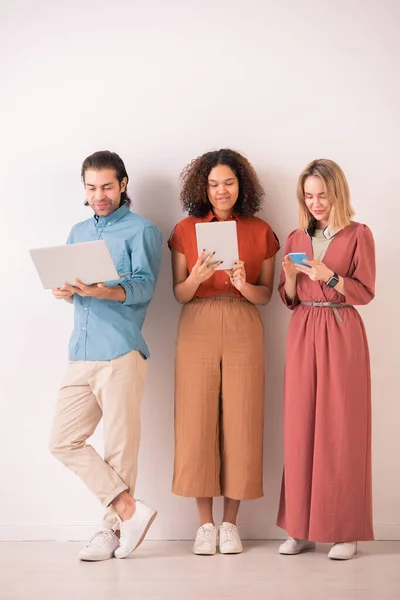 Feliz Joven Amigos Casuales Con Portátil Tableta Digital Teléfono Inteligente — Foto de Stock