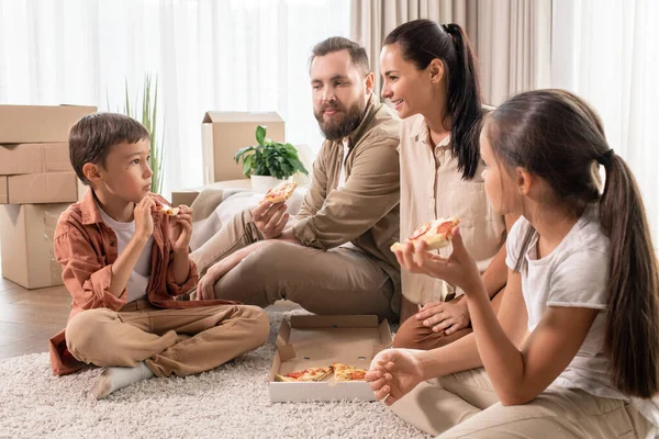 Friendly Young Family Sitting Carpet New House Full Moving Boxes — Stock Photo, Image
