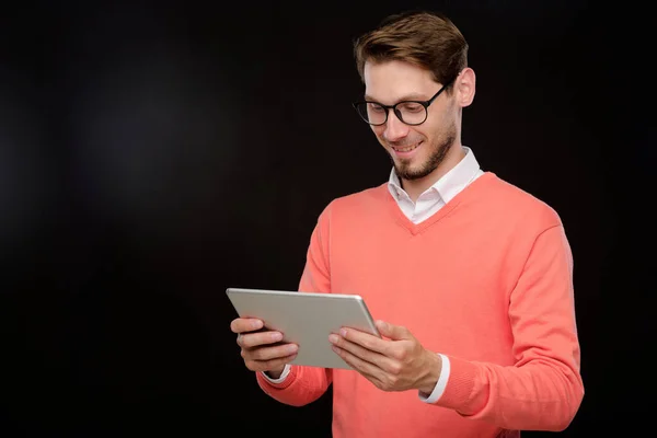 Sonriente Hombre Barbudo Joven Guapo Suéter Brillante Navegar Por Las — Foto de Stock