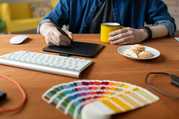 Close Van Onherkenbare Grafisch Ontwerper Aan Tafel Met Mok Koekjes — Stockfoto