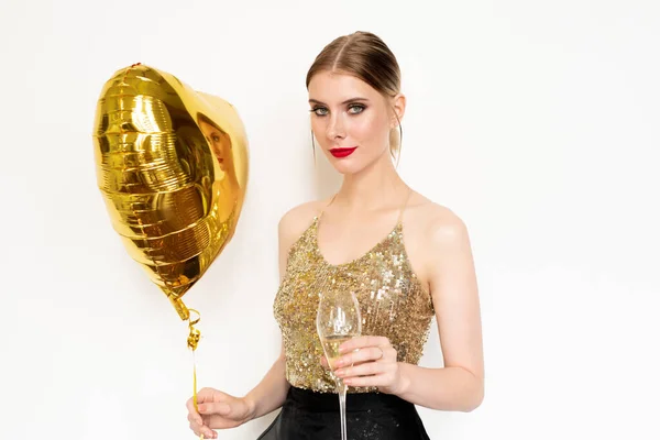 Çekici Pullu Tişörtlü Zarif Sarışın Kadın Kalp Şeklinde Balon Şampanya — Stok fotoğraf