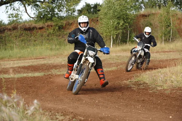 Los Hombres Trajes Protección Disfrutando Motocicleta Camino Sucio Mientras Compiten —  Fotos de Stock