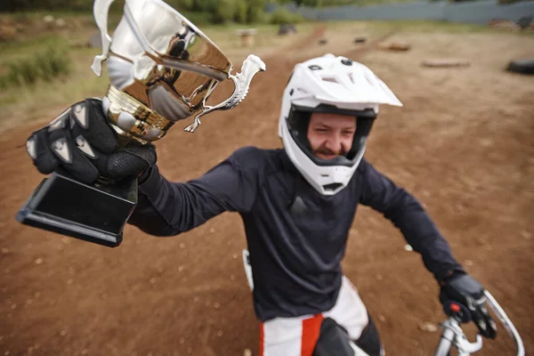 Por Encima Vista Motociclista Feliz Guantes Levantando Mano Con Copa —  Fotos de Stock