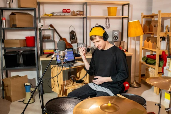 Jovem Músico Contemporâneo Usando Shaker Enquanto Senta Frente Kit Bateria — Fotografia de Stock