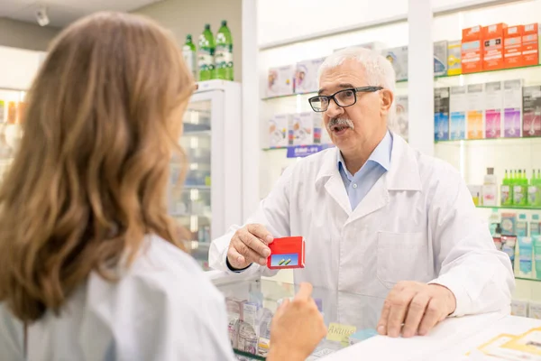 Farmacéutica Profesional Senior Mostrando Paquete Nueva Medicina Efectiva Mientras Recomienda — Foto de Stock