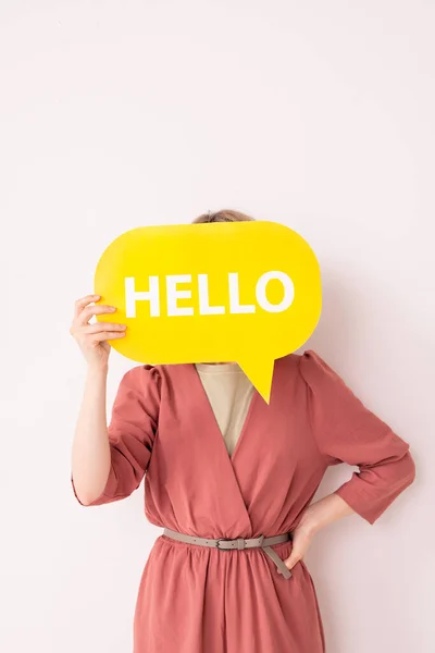 Feminino Millennial Traje Rosa Junto Parede Branca Mostrando Bolha Discurso — Fotografia de Stock