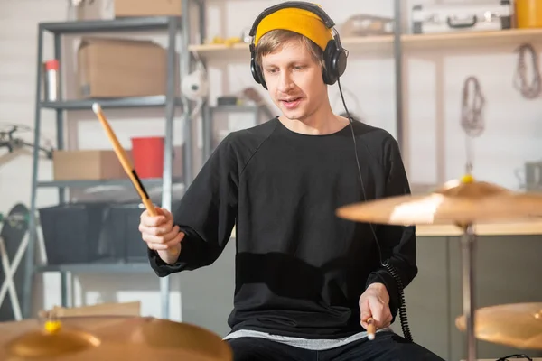 Młody Perkusista Słuchawkami Trzymający Pałeczki Talerzach Podczas Próby Indywidualnej — Zdjęcie stockowe