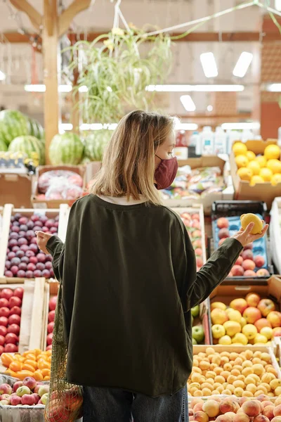 Vista Posteriore Della Ragazza Maschera Facciale Piedi Bancone Della Frutta — Foto Stock