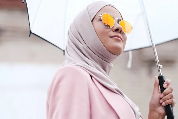 Retrato Hermosa Mujer Musulmana Joven Con Estilo Hijab Rosa Abrigo —  Fotos de Stock