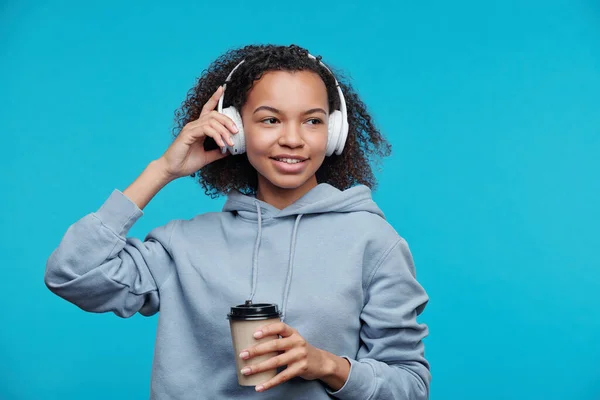 Gülümseyen Siyah Genç Kız Kablosuz Kulaklıkla Müzik Dinliyor Mavi Arka — Stok fotoğraf