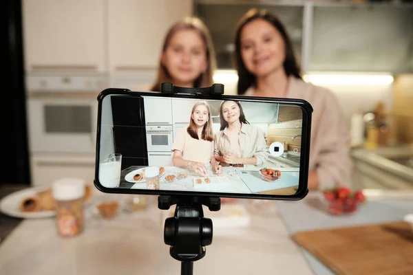 Pantalla Del Teléfono Inteligente Durante Transmisión Vivo Clase Magistral Cocina — Foto de Stock