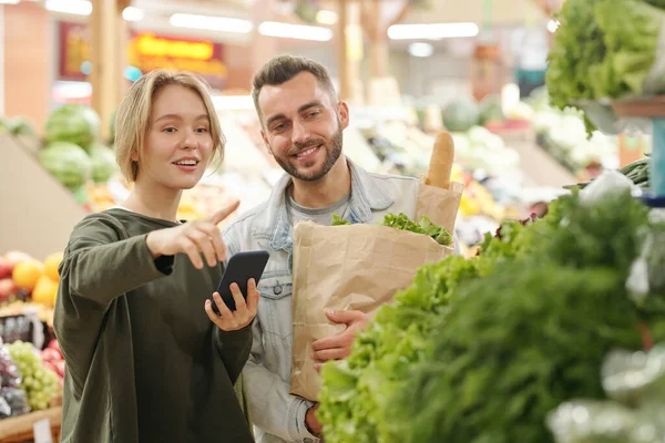 Mujer Joven Positiva Utilizando Aplicación Teléfono Inteligente Para Comprar Apuntar —  Fotos de Stock