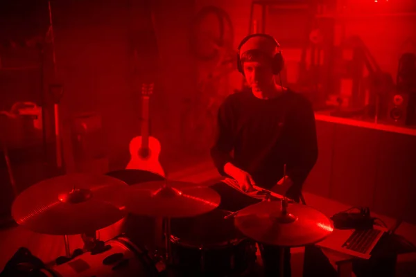 Junger Lässiger Schlagzeuger Hört Seine Musik Über Kopfhörer Während Modernen — Stockfoto