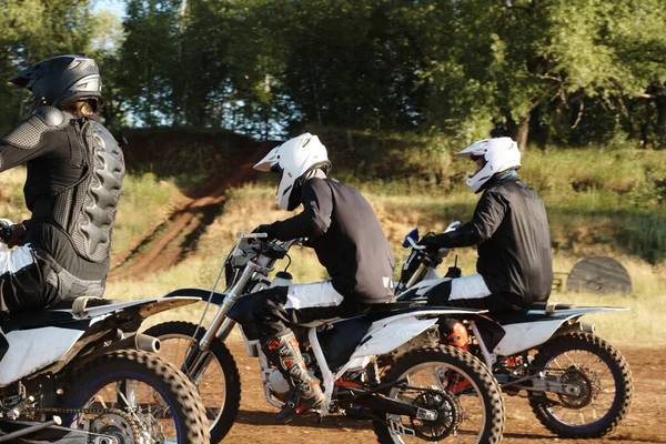 森のオフロードトラックでオートバイレースを楽しむヘルメットのスポーティ男性のグループ — ストック写真