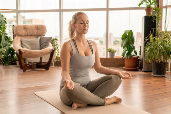 Jonge Geconcentreerde Vrouw Sportkleding Kruising Benen Terwijl Zitten Mat Pose — Stockfoto