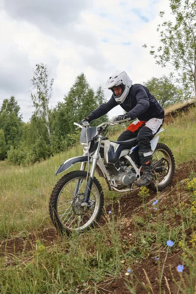 Konzentrierter Mann Mit Helm Bekommt Gewicht Zurück Während Motorrad Bergab — Stockfoto