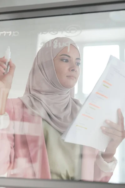 Portret Van Inhoud Zelfverzekerde Jonge Arabische Vrouw Dragen Roze Zijde — Stockfoto