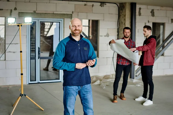 Gelukkige Jonge Kale Architect Aannemer Kijkt Naar Achtergrond Van Zijn — Stockfoto