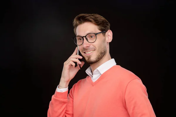 Glimlachend Zelfverzekerde Jonge Man Heldere Trui Met Telefoon Gesprek Tegen — Stockfoto