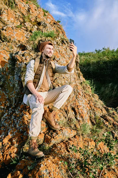 Sırt Çantalı Çağdaş Genç Gezgin Taştan Kayalarda Selfie Çekerken Akıllı — Stok fotoğraf