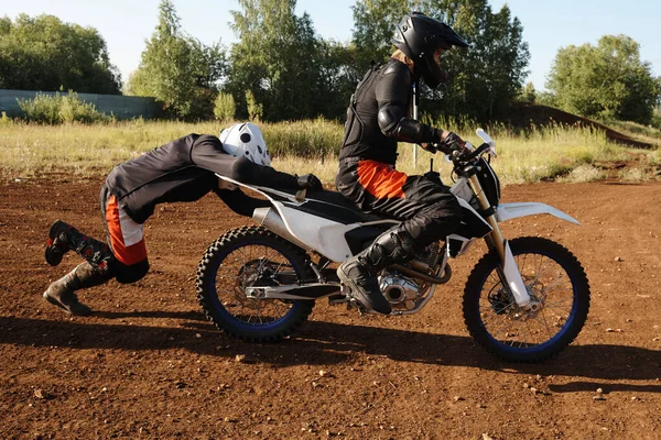 Motorcyclist Helmet Pushing Motorbike Friend Launch Rough Road — Stock Photo, Image