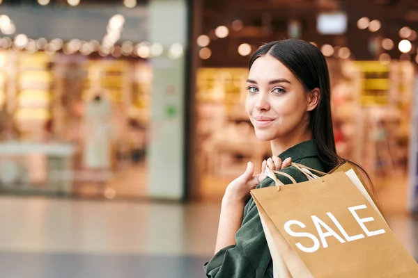 Joven Consumidor Bastante Femenino Con Montón Bolsas Papel Pie Delante —  Fotos de Stock