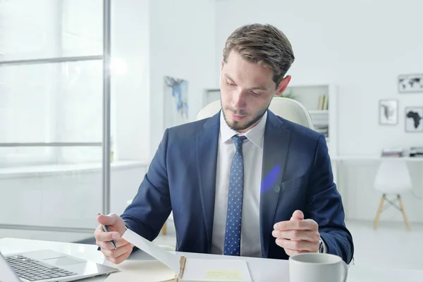 Allvarlig Eftertänksam Ung Kontorschef Kostym Sitter Vid Bordet Och Kontrollera — Stockfoto