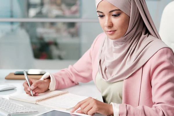Mooie Jonge Moslim Zakenvrouw Werken Laptop Kijken Weg — Stockfoto
