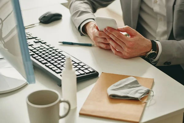 Mains Jeune Homme Affaires Tenue Cérémonie Utilisant Smartphone Par Bureau — Photo