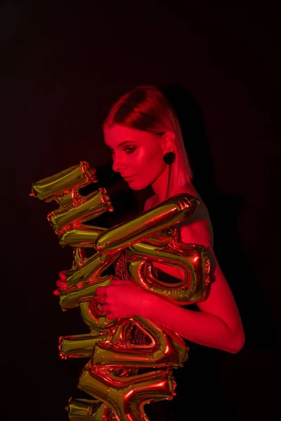 Jonge Prachtige Vrouwelijke Holding Brief Vormige Ballonnen Van Gouden Kleur — Stockfoto