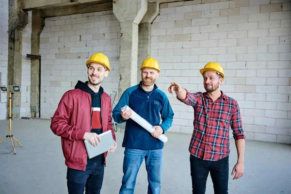 Glad Ung Ingenjör Hatt Pekar Framåt Samtidigt Som Han Visar — Stockfoto