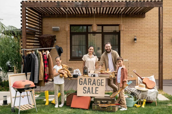 Portrait Smiling Friendly Family Cute Kids Selling Stuff Together Garage — Stock Photo, Image