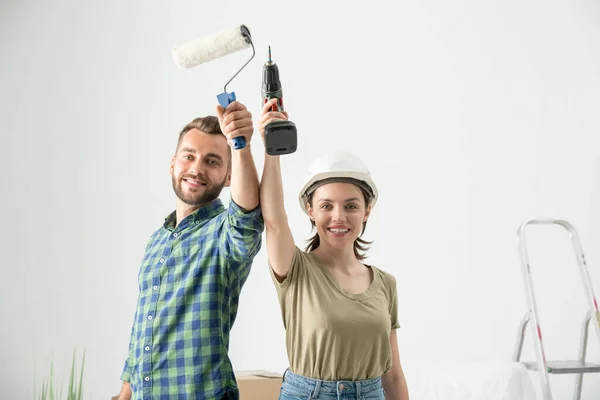 Portrait Jeune Couple Positif Élevant Des Outils Rénovation Prêts Être — Photo