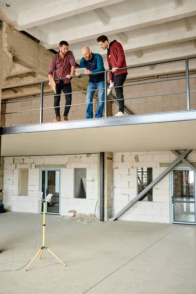 Groep Van Drie Jonge Professionele Architecten Die Tweede Verdieping Van — Stockfoto