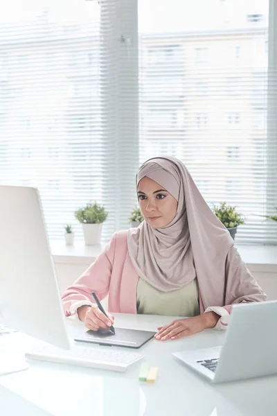 Treść Kontemplacyjna Młoda Muzułmańska Bizneswoman Różowym Hidżabie Opierająca Się Ścianie — Zdjęcie stockowe