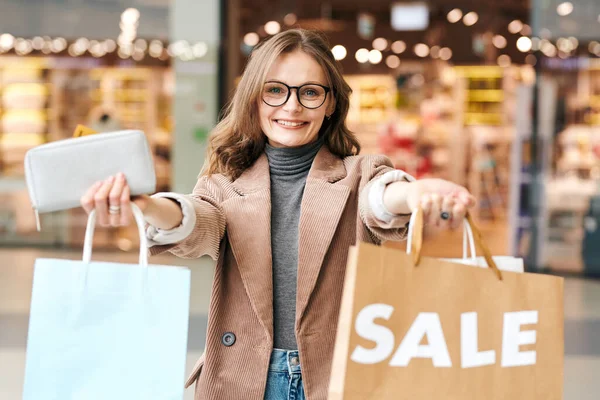 Jong Succesvol Shopper Met Tanden Glimlach Kijken Naar Terwijl Het — Stockfoto