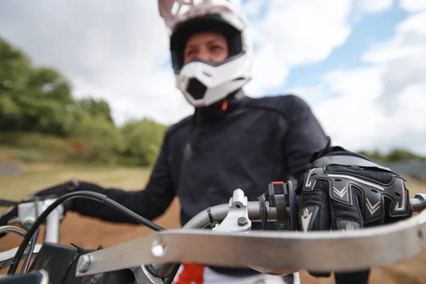 Close Dari Pengendara Sepeda Motor Menarik Kopling Saat Mempersiapkan Diri — Stok Foto
