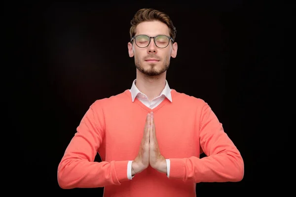 Klidný Mladý Muž Strništěm Drží Ruce Namaste Zatímco Medituje Zavřenýma — Stock fotografie