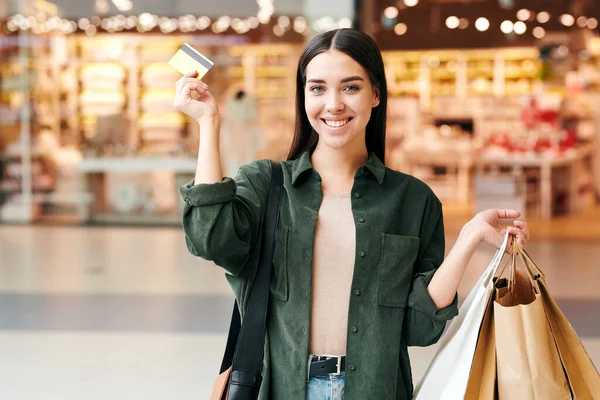 Ung Glad Kvinna Med Papperspapper Och Kreditkort Tittar Dig Med — Stockfoto