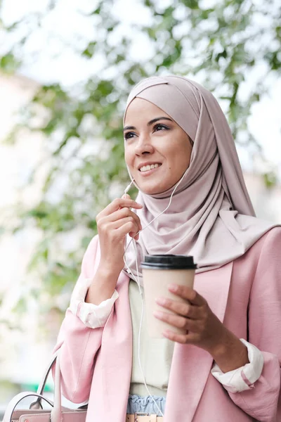 Enigmatická Mladá Muslimka Hnědýma Očima Zakrývající Tvář Hidžábem Hledící Dálky — Stock fotografie