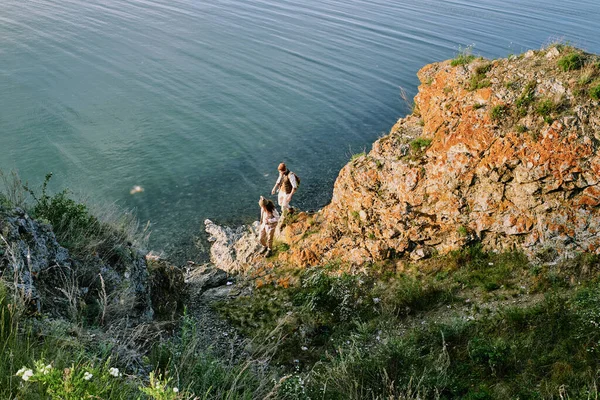 Two Young Backpackers Casualwear Moving Stone Rock Waterside While Hiking — Stock Photo, Image